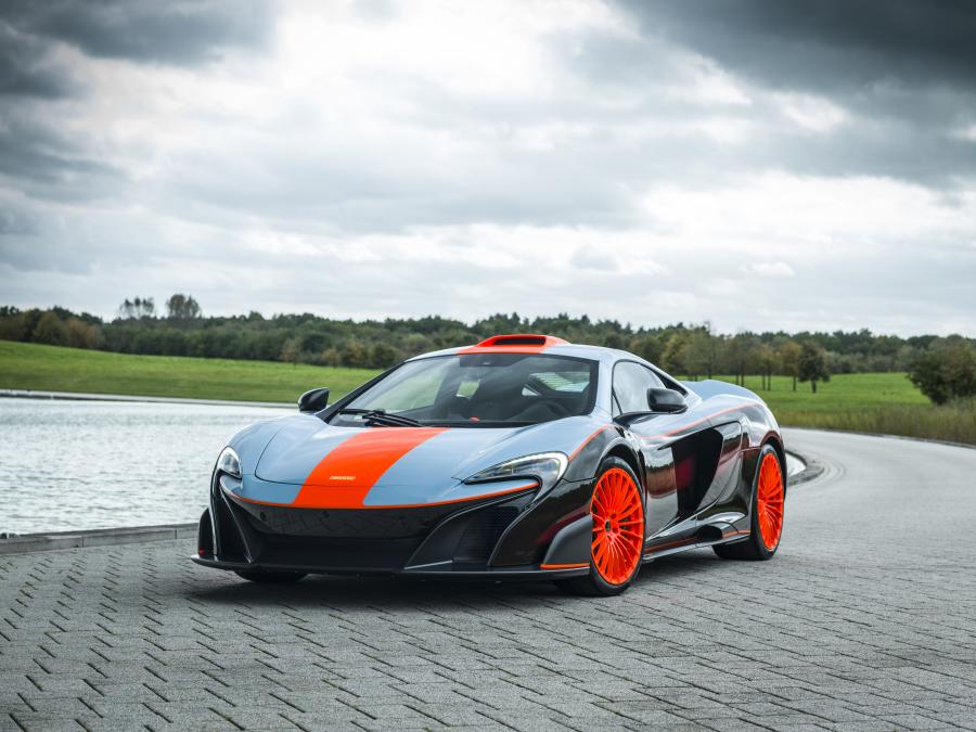 McLaren MSO 675LT Gulf Racing Theme 2018 года  (фото 1 из 10)